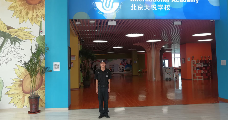 維護(hù)單位門(mén)前的秩序，及時(shí)清理門(mén)前的東西或障礙物，保證單位門(mén)前交通暢通。